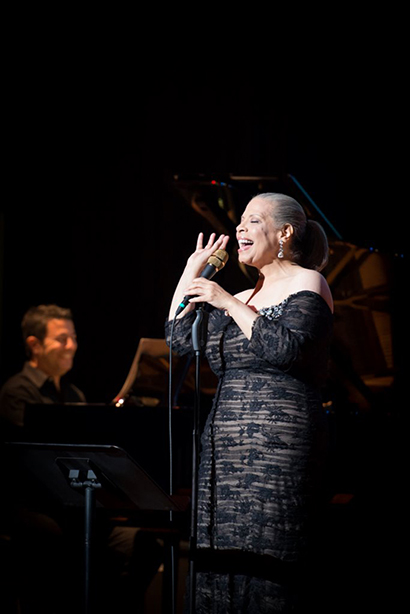 Patti Austin with DPA d:facto microphone