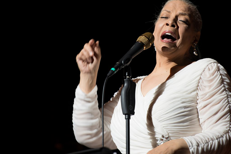 Patti Austin with DPA d:facto microphone