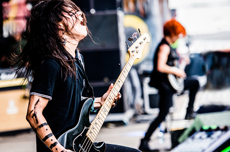 Ikegawa Hiroki (bass guitar, foreground) and Takemura Kazuki (lead guitar, background) of Japan-based rock band Crossfaith, loyal users of wireless systems and other products from Audio-Technica.