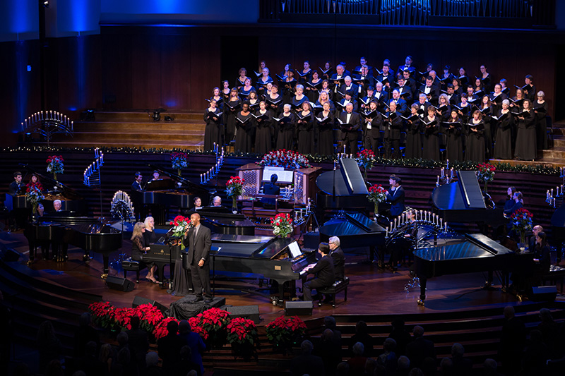 Keyboards at Christmas Photo credit Matheus Olivera