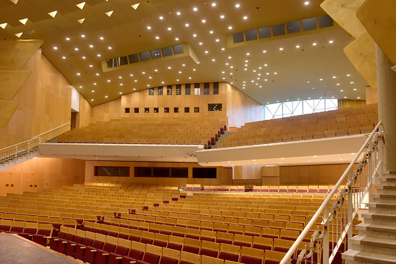 The venue’s comprehensive upgrade includes new line array speaker components, console and wired/wireless microphones. Stadt Wolfsburg, Forum Architektur, Lars Landmann photo courtesy Salzbrenner Stagetec