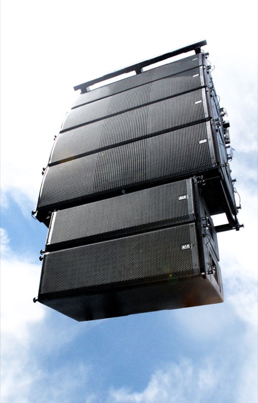 VUE Audiotechnik al-Class with CST™ technology, with 4x al-12s flown above 2 x al-8s.