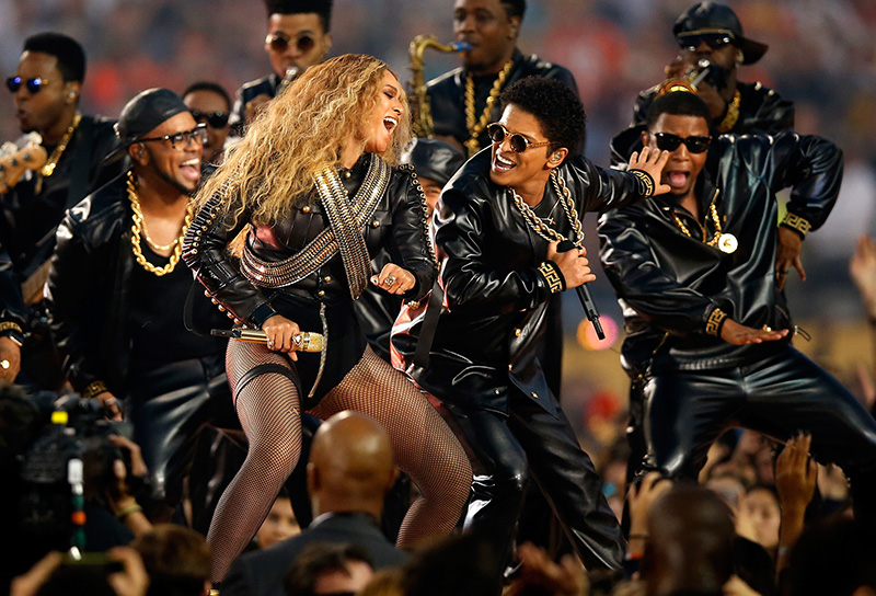 Beyonce, with her customized gold SKM 9000 handheld transmitter and MD 9235 dynamic microphone capsule, performs next to Bruno Mars with his Sennheiser SKM 5200 handheld transmitter with MD 5235 capsule, at the Super Bowl 50 halftime performance. Photo by Ezra Shaw, Getty Images Sport
