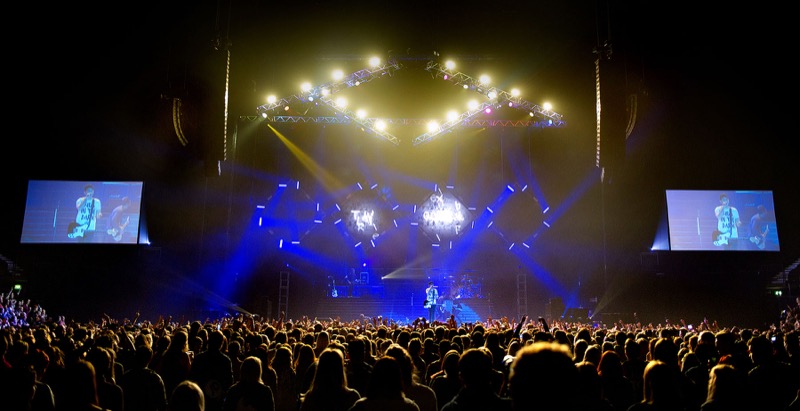 All Time Low performing in Manchester Arena Photo by Shirlaine Forrest