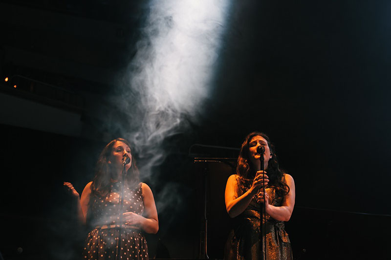 The band updates Northumbrian folk music traditions. It is led by the Unthank sisters.