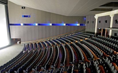 Sala Energia is the first cinema anywhere to power all of its screen channels with Meyer Sound Leopard line array loudspeakers.