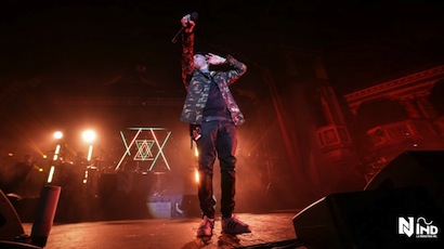 Nicky Jam with DPA mic in hand.