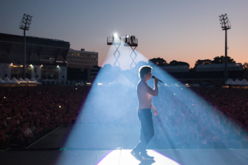 Danish singer Lukas Forchhammer, the frontman of the band Lukas Graham, is using DPA's new d:facto Linear Vocal Microphone.