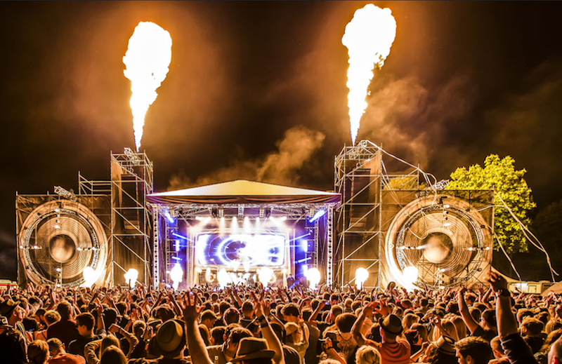 A crowd of more than 10,000 party-minded folks gathered at the Stoppelmarkt in Vechta, Germany, for the premiere installment of the “Tante Mia tanzt” – “Aunt Mia’s Dance” – electro festival on May 5.