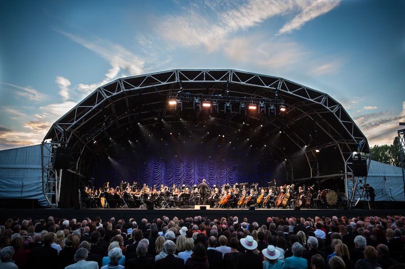The festival again brought high caliber artists from all over the world, attracting crowds of more than 30,000 people to this riverside setting.