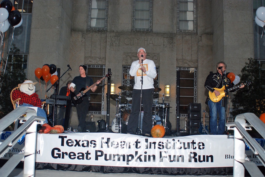 The Guzzlers, known as “Houston’s favorite party band,” at a recent performance using Bose L1 systems. Photo: The Guzzlers.