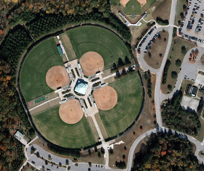 The home plates of the four fields meet to give a four-leaf clover effect when seen from above.