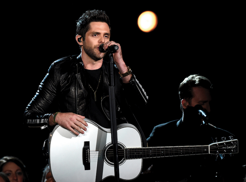 Audio-Technica endorser Thomas Rhett performs “Die a Happy Man” using Audio-Technica’s Artist Elite 5000 Series UHF Wireless System and AEW-T6100a Hypercardioid Dynamic Handheld Microphone/Transmitter. Photo: Rick Diamond/Getty Images
