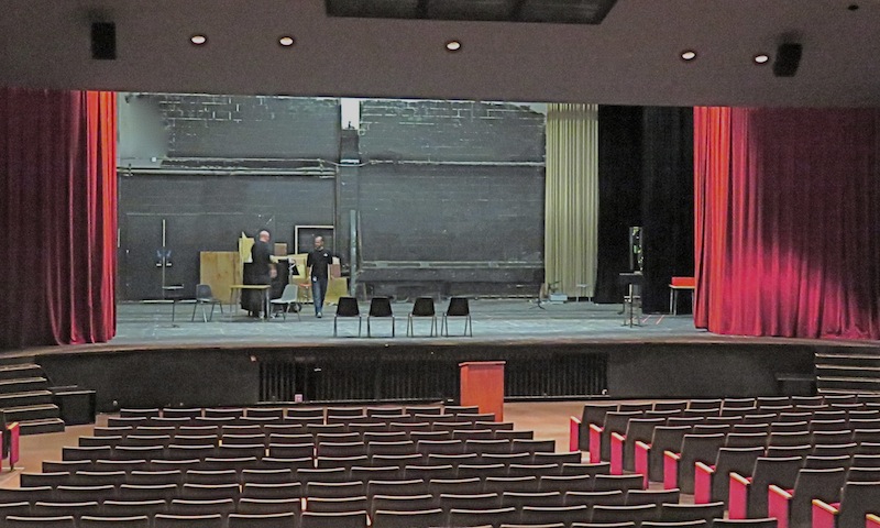The installation at Deerfield High School in Deerfield, IL was an upgrade to the school’s existing 900-seat auditorium system.