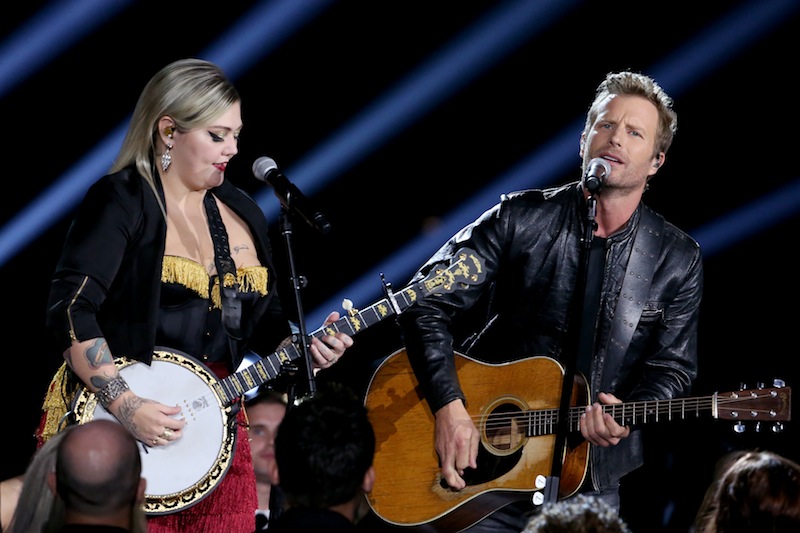 Elle King and Dierks Bentley perform onstage Nov. 2, 2016 at the 50th annual CMA Awards in Nashville. Photo: Terry Wyatt/WireImage