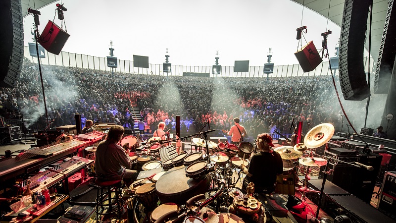In his role as FOH engineer, Featherstone finds the strengths of the LEO Family an ideal fit to the music of Dead & Company (c) Jay Blakesberg