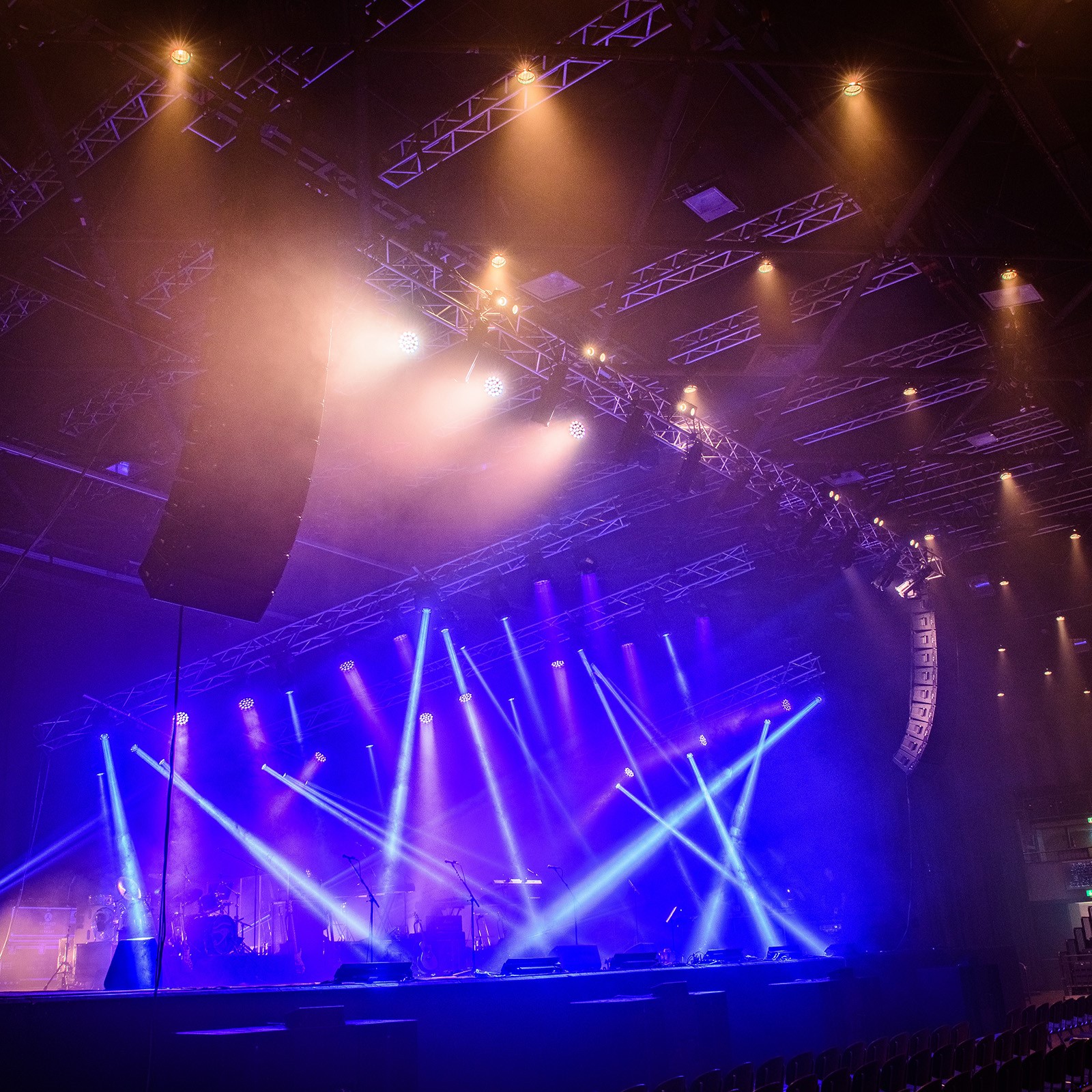 To achieve maximum quality and perfect coverage in all the different venues, 24 modules of RCF HDL 50-A were used as the main system, 12 per side, plus 18 RCF SUB 9007-AS for the low-frequency coverage, six TT052A as front-fills and four TTL 6-A for the out-fill coverage.