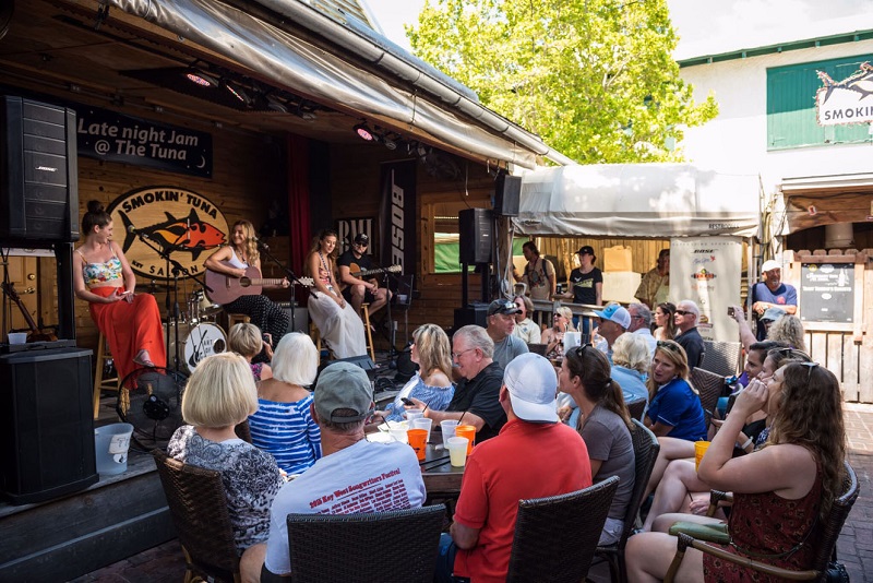 L-R: unidentified guest singer, Emily Landis, Kassi Ashton and Luke Laird, performing at Smokin’ Tuna Saloon as part of the 2017 Key West Songwriters Festival, with Bose F1 Model 812 flexible array systems as the loudspeaker setup.