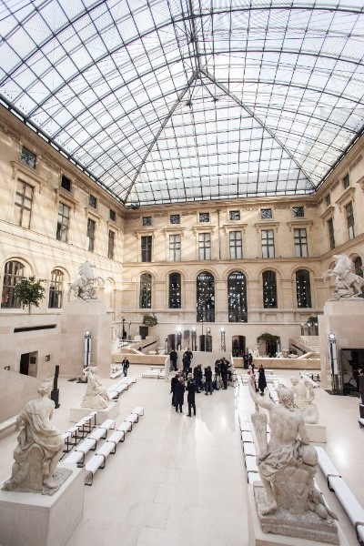22 L-Acoustics Syva cabinets were positioned around the stunning Cour Marly, playing a part in the décor of the show and providing perfect coverage in this highly reverberant space. © SoundLightUp.com