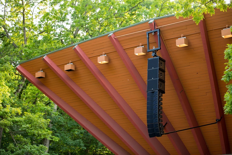 A close-up view of the L-Acoustics Kiva II/SB15m array (c) Jay Baumgardner / Clearwing Productions