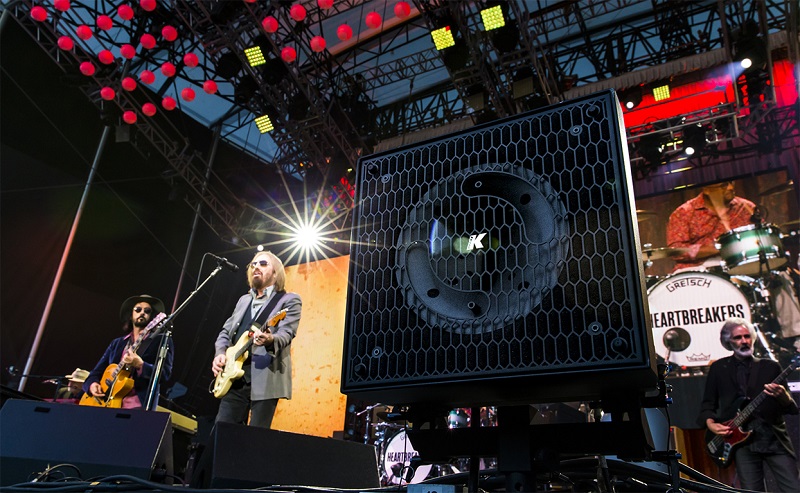 The compact line array element features an asymmetric 100° by 30° horn with an adjustable orientation and delivers a continuous SPL of 127 dB - perfect for when high pressure is needed close to the source.