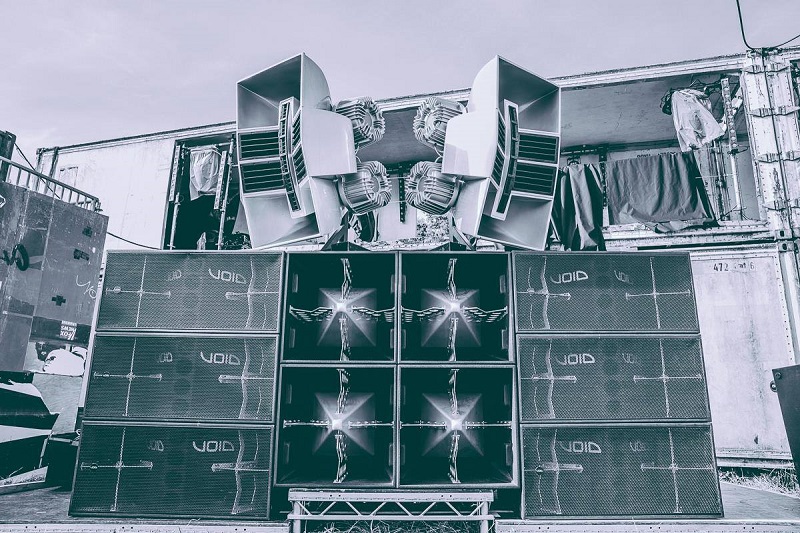 Void is all about high impact visual aesthetics, as well as equally impactful sound, so it was a simple choice to roll out our touring Incubus system’s Air Arrays in a broad spaced array, mounted on top of the incomparable Hyperfold quad-15” kick section in one brutal block of 2x2.