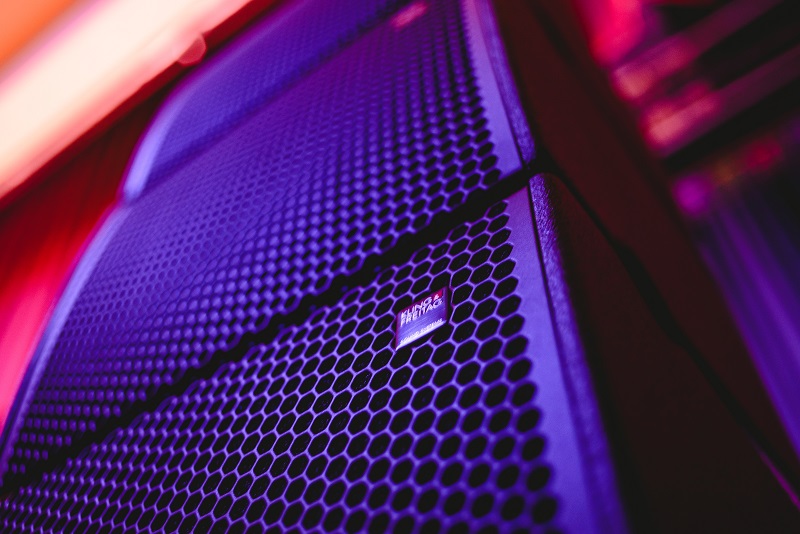 Sven Pro specified six Kling & Freitag Sequenza 5 speakers arranged in a compact line-array setup, and two NOMOS XLT double 18” subs.