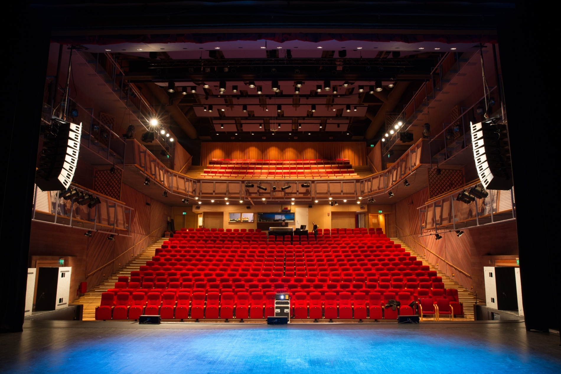 The LR18 is a high performance, three-way line array system for medium to larger applications, featuring a purpose-designed RBN702rs seven-inch pro-ribbon transducer, with a midrange section featuring a high-efficiency 6.5” transducer and a pair of eight inch, extended excursion, reflex-loaded woofers.