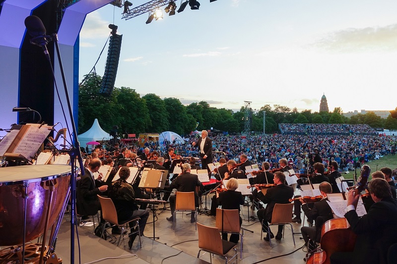 Plácido Domingo conducting the Staatskapelle Dresden, with LR18 line-array visible. (c) Matthias Creutziger.