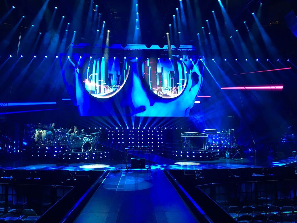 While both singers use an abundance of DPA mics for each of their performances, the decision to use DPA was made separately by each of the singers’ sound engineers.