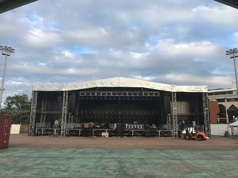 This very large showground, available for rental in different configurations that can accommodate 3200-6000 people, is the primary cultural events venue in French Polynesia.
