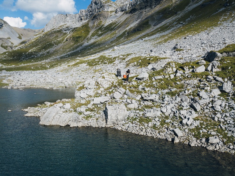 The guitarist Christy Doran surrounded by mountains, rocks and the lake (c) Christian Felber MIGN