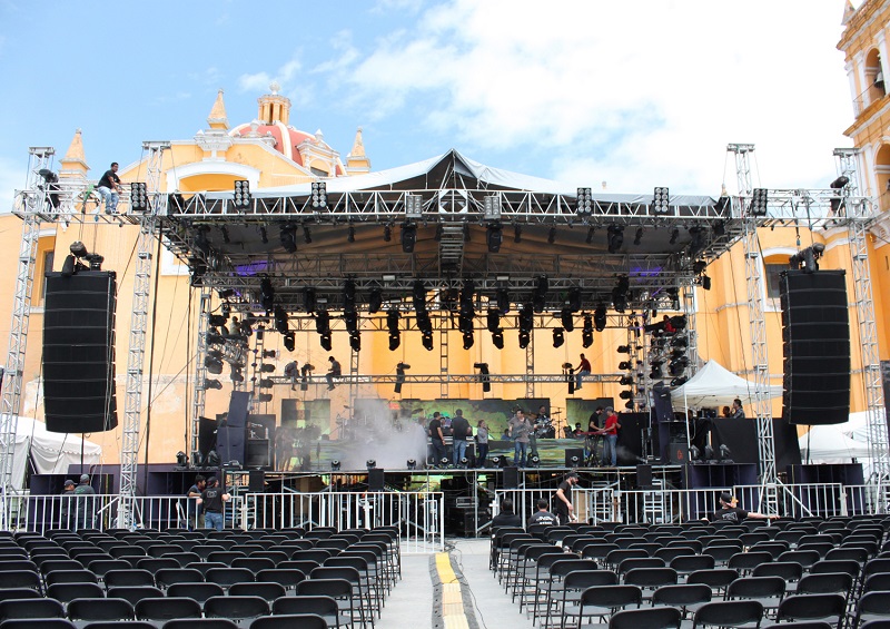 As a complete, large format touring sound system – featuring loudspeakers, amplification, rigging and software – Vero combines outstanding sonic performance with the ease of use of a line-array system.