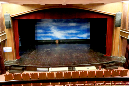 The audio system in the National Drama Theater consists of JBL VRX900 Series line arrays, JBL PRX700 Series powered speakers, Crown Macro-Tech I Series amplifiers, a BSS Minidrive loudspeaker management system and a Soundcraft Si Expression series digital mixing console.