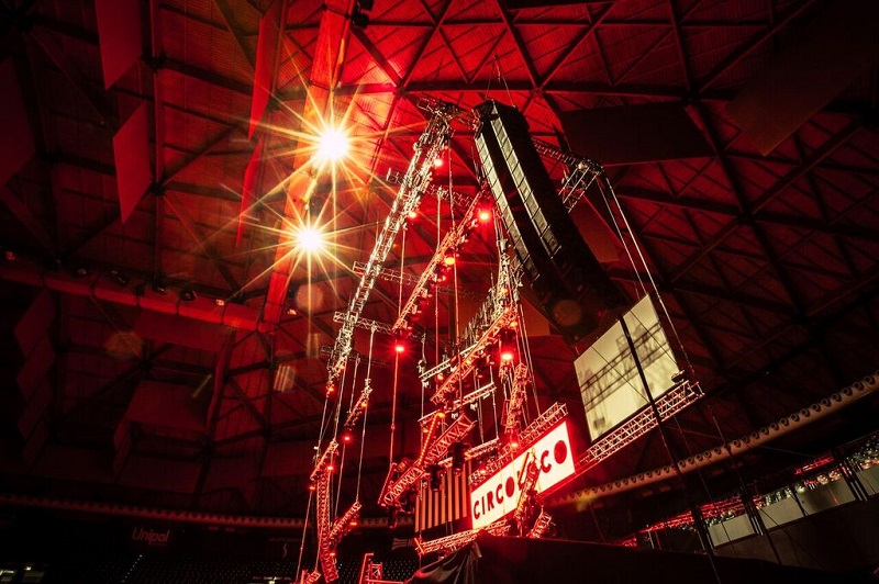 The audio design and set-up was entrusted to Emporio on Stage (Scandicci - Florence), with the support of the Outline staff. It was composed of 12 GTO systems + GTO-DF (down-fill) modules for sides, 12 + 12 DBS 18-2 sub-bass units, 4 + 4 infra-sub LAB 21 HS and 6 front-fill comprised of 2 Mantas 28 each.