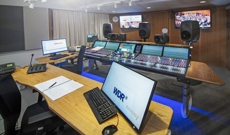 Depending on the production and quality requirements, the new mc²96 can be operated with a sampling rate of either 96 kHz or 48 kHz. With a processing capacity of 192 (384) DSP channels at 96 (48) kHz, a router board with 8192 x 8192 crosspoints and 72 faders on the user interface, the console offers numerous options for future projects.