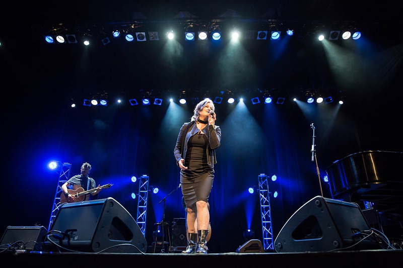 Paula Cole performing at Admiral Theatre (c) Eric Morgensen