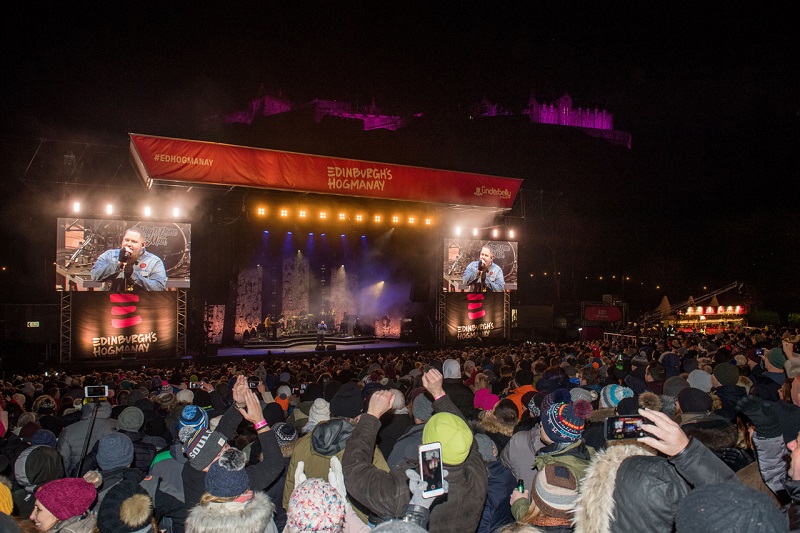 Edinburghs Hogmanay Concert in the Gardens Crowds (c) Ian Georgeson