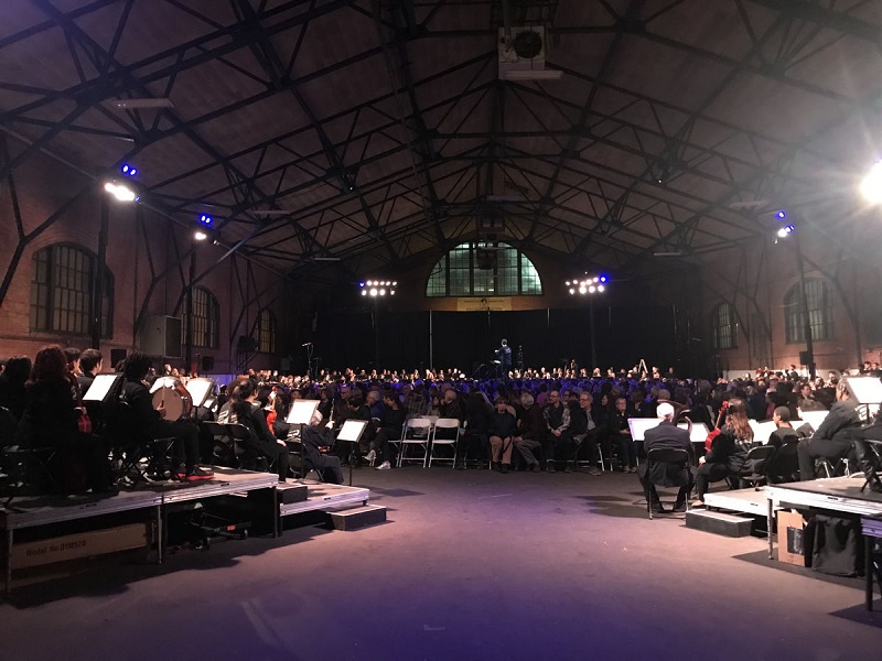 David Lang’s “Symphony for a Broken Orchestra” was composed for an ensemble of 400 professional and student musicians to perform on damaged instruments owned by Philadelphia public schools. The performances, which were captured in immersive 3D audio on Sennheiser microphones, hope to raise awareness and raise funds for the repair of the instruments used.