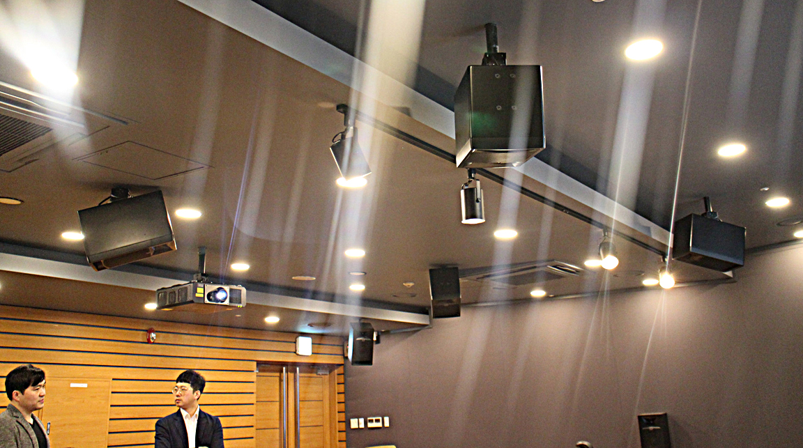Eleven JBL 708i monitors and an S2S-EX subwoofer are arranged in a 7.1.4 configuration
