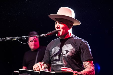 Ben Harper onstage with his TELEFUNKEN M80. Photo by Elena Di Vincenzo.
