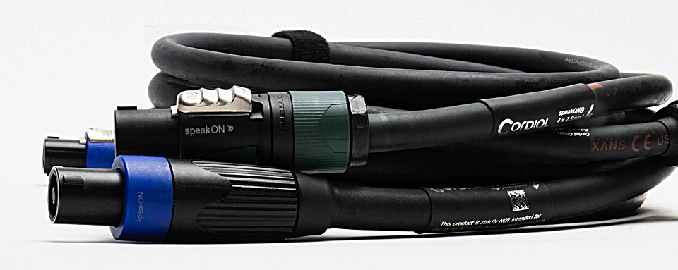 When used in adverse weather conditions (extreme heat, cold, precipitation) as well as in the case of strong vibrations or contact with certain chemicals, the jacket material of most conventional speaker cables soon reaches its performance limits.