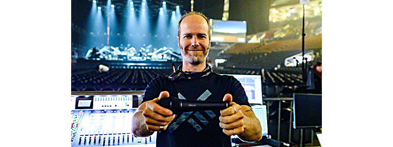 FOH engineer Xandy Whitesel with the d:facto 4018VL Vocal Mic 