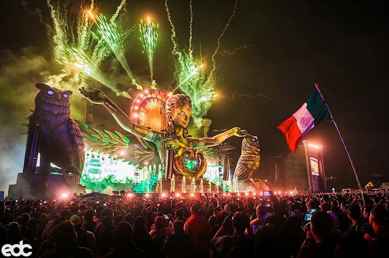 The stage was as impressive as it was grand; PK’s loudspeakers were tucked in amongst fire effects and fireworks, water fountains and laser features, and gigantic inflatable art, it was a true sight to behold.