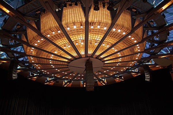 The system as installed at Cologne Philharmonic Hall, is based on main left-right arrays of seven each LEOPARD line array loudspeakers with 11 LEOPARD at the center.