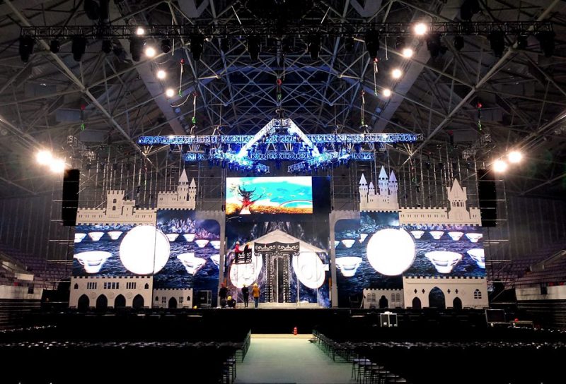 The VUE team deployed an al-Class line array system including 24x al-12s hung 12x per side on the main stage, 12x hs-221 subwoofers ground-stacked in a line along the front of the stage with four stacks of two al-8SB subwoofers, two stacks per side; 8x al-8s as front fills stacked two high and spread in four stacks across the front of the stage; and 4x al-8 on each side of the stage provide side fill.