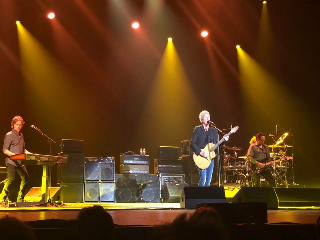 Brett Tuggle (keyboards/guitar) , Lindsey Buckingham (guitar/vocals/artist), Federico Pol (bass), Jimmy Paxson (drums)