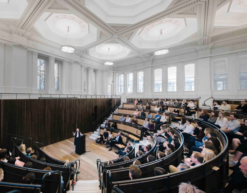 SSV devised a full package which overcame this and more. Lighting bars hang discreetly on three sides of the room to light speakers’ faces without shadows