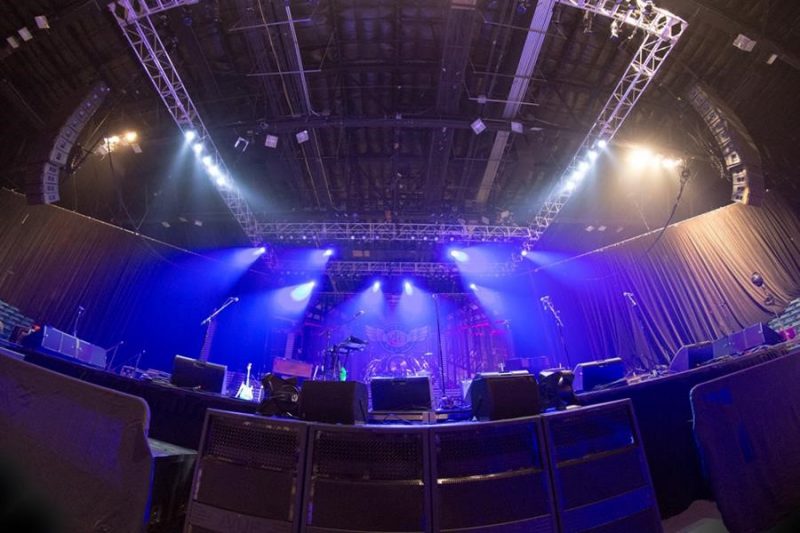 For the REO Speedwagon show, left and right CST clusters included eight, large-format al-12 elements above four medium format al-8 elements, providing down fill. Side fill came courtesy of two al-4 arrays, each consisting of eight subcompact al-4 elements each. A total of ten VUEDrive V6 series and two V4 series system engines delivered power for the arrays, while the sophisticated VUEDrive DSP ensured easy setup and deployment of the unique CST combo array.