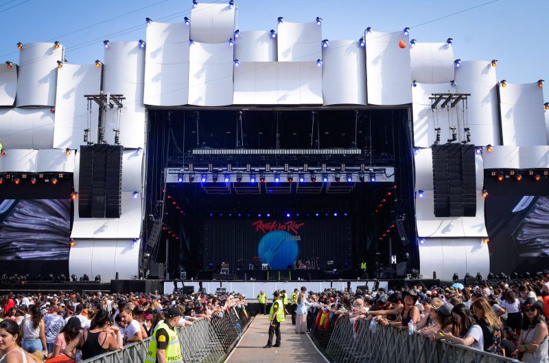 The PA system followed last year’s template: “We again set-up the side-by-side rig which has been the trademark of Rock in Rio,” Racy said. “This year we not only made MLA available for the second delay line, but the ground-stacked subs were set up as end-fired arrays.
